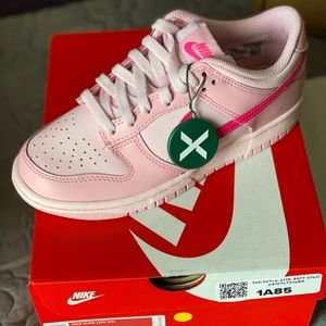 Nike dunk triple pink